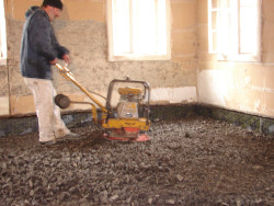Glasschaum-Schotter Fußbodensanierung